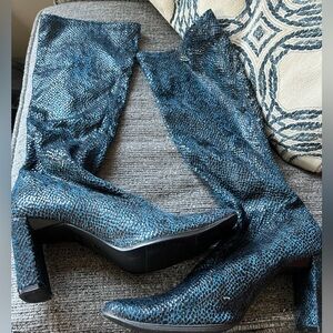Stylish Blue Snakeskin Looking Women Boots Size 8